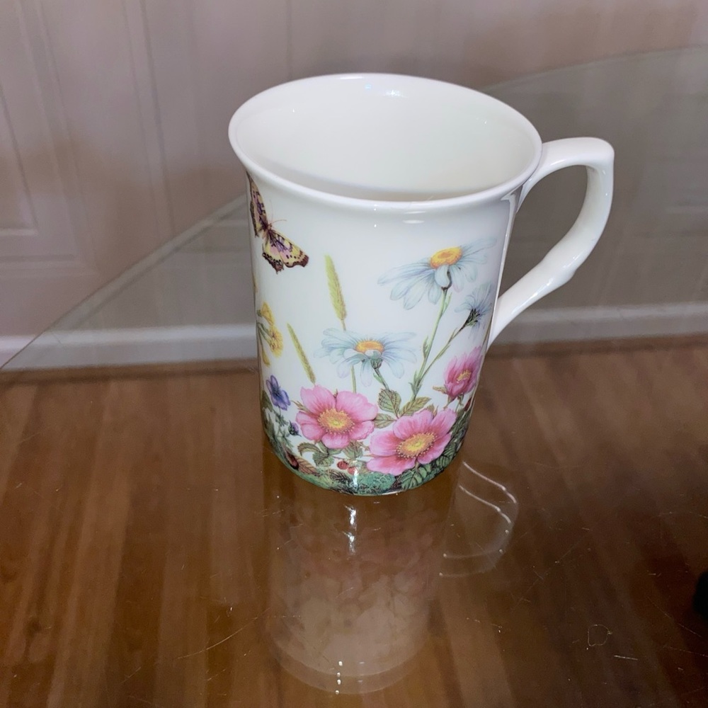 - - Brand New Beutiful Multicolor Floral Stechcol Mug .